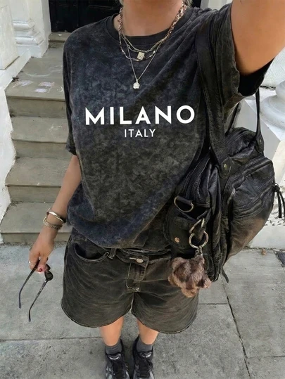"Áo thun in hình Milano Italy màu đen bạc cổ điển, áo thun dáng rộng phong cách tối giản Y2K, áo in khẩu hiệu thành phố Ý, áo thun cotton mềm mại thoải mái cho việc đi lại trong thành phố và dạo phố, xu hướng thời trang "giàu có lâu đời" mùa hè