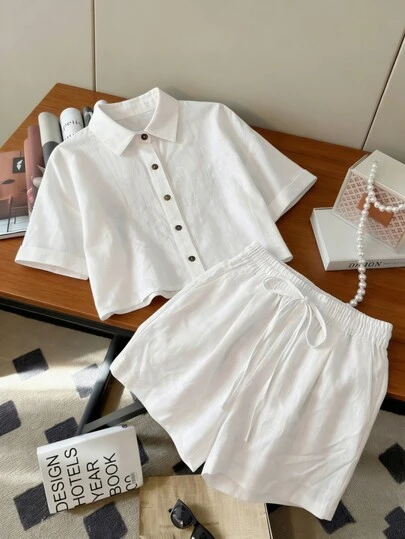 Komplet damski w stylu vintage: półprzezroczysta biała bluzka zapinana na guziki i szorty ze ściągaczem, idealny na lato