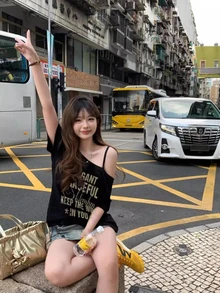 街头嘻哈印花露肩短袖T恤，性感斜肩黑色女式上衣，夏季休闲款 - 黑色 - 查看 2