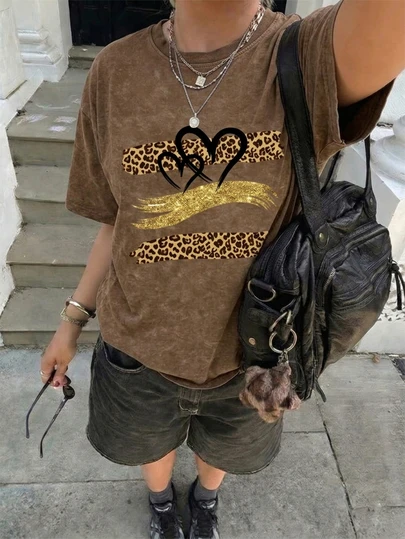 "Áo thun in họa tiết da báo màu nâu nhạt phối trái tim lấp lánh vàng, phong cách Y2K ngọt ngào và cá tính, áo thun rộng rãi với họa tiết da báo sang trọng, áo thun mềm mại thoải mái cho buổi hẹn hò và tụ tập bạn bè, thời trang quyến rũ đang thịnh hành" Mùa hè