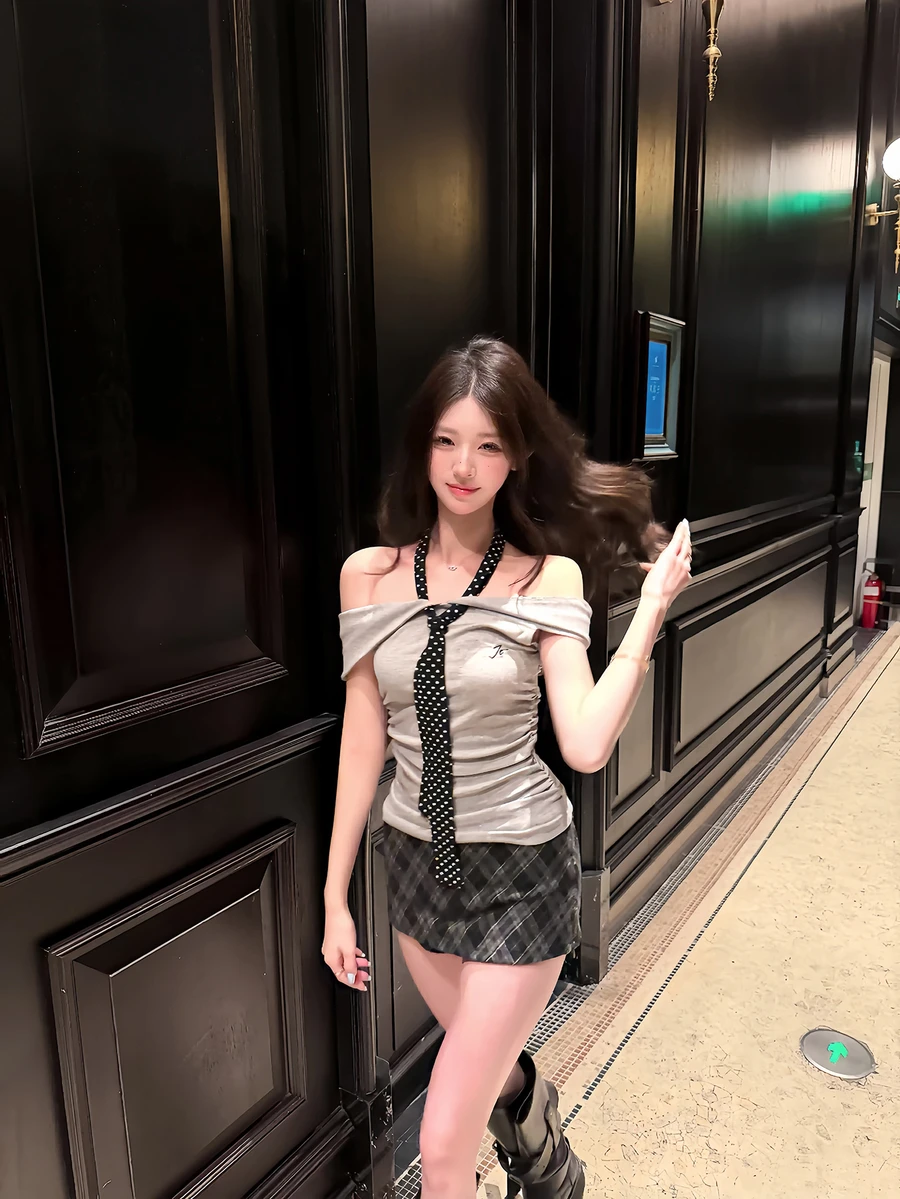Áo thun nữ màu xám chấm bi, kiểu dáng ôm sát, hở vai, xếp ly. - Xám - Xem 1