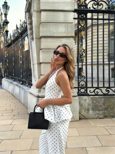 Bộ đồ nữ thanh lịch, thoải mái mùa hè gồm áo peplum chấm bi trắng hở lưng cổ chữ V và quần ống rộng, thích hợp cho tiệc tùng hoặc kỳ nghỉ.