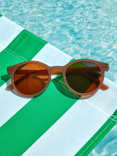 一副圆形夏季沙滩时尚眼镜，摩卡棕色，时尚配饰，适合街头风、旅行、度假、运动、驾驶、节日、户外活动、夏季穿搭、家庭旅行、打造优雅造型、营造假日氛围、运动、派对、户外活动、街头风穿搭、钓鱼、假期、夏季海滩度假、户外活动、旅行