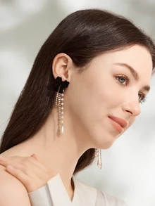 Clariva 1 对简约蝴蝶结珍珠绒毛独家优雅耳环 - 黑色 - 查看 2