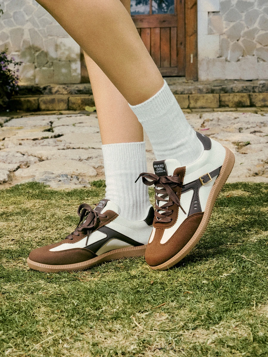 Hatastic 女士休闲运动鞋，复古平扣设计，低帮系带运动鞋，适合日常穿着，四季皆宜，音乐节也适用 - 棕色 - 查看 1