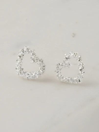 Clariva 2pcs Fashionable Hollow Out Heart Decor Stud Earrings Fit For Women's Daily Wear