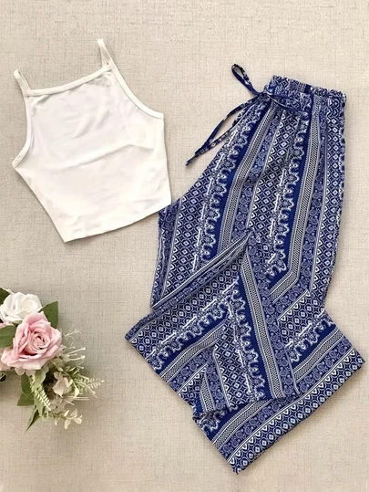 Bộ 2 món dành cho nữ: Áo croptop hở lưng thanh lịch và quần ống rộng in họa tiết Bohemian, chất liệu vải co giãn vừa phải.