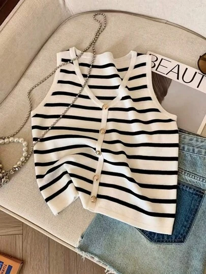 Áo tank top nữ mùa hè kiểu dáng thường ngày, phối màu sọc, cổ chữ V, cài cúc vàng, chất liệu dệt kim, không tay, màu trắng.