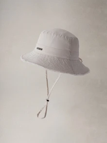 Hatastic 韓式毛邊金屬字母裝飾寬帽沿水桶帽，女款夏季戶外徒步防曬萬聖節帽 - 米色金屬標 - 查看 3