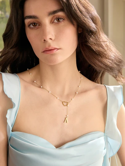 Rylithe 1pc 18K Gold Plated Stainless Steel "Elegance" Heart Pendant Necklace, Minimalist 26 English Letter Faux Pearl Choker Necklace, Suitable For Daily, Date, Party Wear, Perfect Gift For Girlfriend, Mom On Valentine's Day, Thanksgiving (Recommended To Wrap Around The Neck Twice, Otherwise It May Easily Fall Off. The Number Of Beads On The Chain Is Random Based On The Length)
