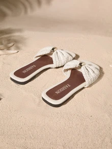 Tropiscape Mẫu sandal nữ mới về, thiết kế mũi vuông đế bằng, điểm nhấn nơ tươi tắn, phụ kiện kim loại mạ vàng cao cấp, kiểu dáng xỏ chân tiện lợi, nhẹ nhàng và thoải mái, dễ phối đồ, phù hợp cho ở nhà, dã ngoại mùa xuân/hè, kỳ nghỉ đồng quê, dép đi biển thời trang đường phố, phong cách cottagecore, trang phục mùa hè. - Màu be - Xem 3