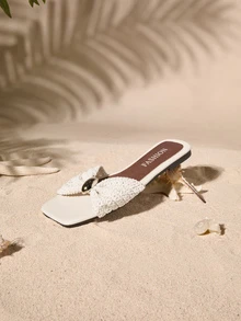 Tropiscape Mẫu sandal nữ mới về, thiết kế mũi vuông đế bằng, điểm nhấn nơ tươi tắn, phụ kiện kim loại mạ vàng cao cấp, kiểu dáng xỏ chân tiện lợi, nhẹ nhàng và thoải mái, dễ phối đồ, phù hợp cho ở nhà, dã ngoại mùa xuân/hè, kỳ nghỉ đồng quê, dép đi biển thời trang đường phố, phong cách cottagecore, trang phục mùa hè. - Màu be - Xem 5