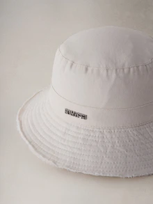 Hatastic 韓式毛邊金屬字母裝飾寬帽沿水桶帽，女款夏季戶外徒步防曬萬聖節帽 - 米色金屬標 - 查看 5