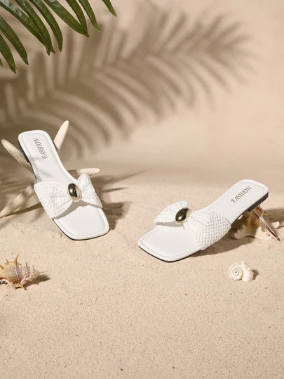 Tropiscape Sandalias planas de paja con decoración de lazo metálico para mujer, diseño minimalista cómodo para vacaciones, playa, hogar, uso diario, pantuflas de punta abierta tejidas en blanco de estilo cottage para verano