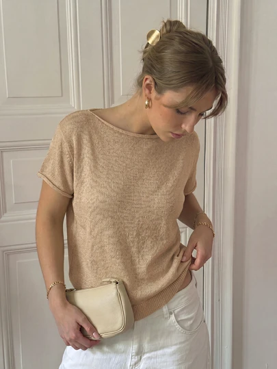 简约休闲纯色圆领短袖针织上衣，适合海滩、度假、日常穿着，春夏皆宜。