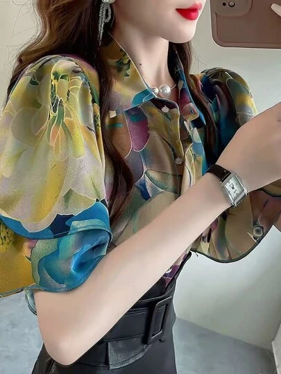 Áo sơ mi nữ thanh lịch hai lớp tay bồng cài ngọc trai in hoa, thích hợp mặc hàng ngày hoặc đi nghỉ mát.