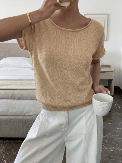 简约休闲纯色圆领短袖针织上衣，适合海滩、度假、日常穿着，春夏皆宜。