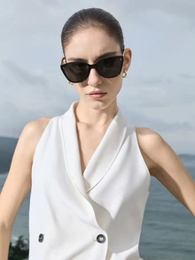 CHICVUE 一副夏季方形镜框太阳镜，适合度假、购物、音乐节、街头摄影，是夏季海滩度假、户外活动和旅行的理想配饰。休闲猫眼镜框，适合各种穿搭和返校季。 - 黑灰 - 查看 3