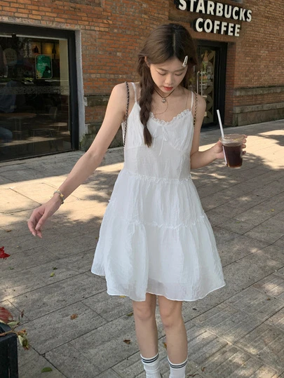 女士白色蕾丝边饰细肩带A字型荷叶边迷你连衣裙，夏季优雅款
