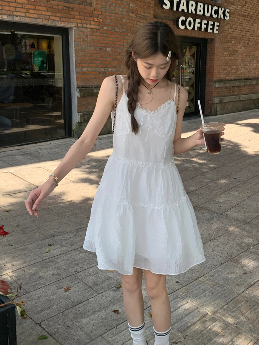 女士白色蕾丝边饰细肩带A字型荷叶边迷你连衣裙，夏季优雅款 - 白色 - 查看 1