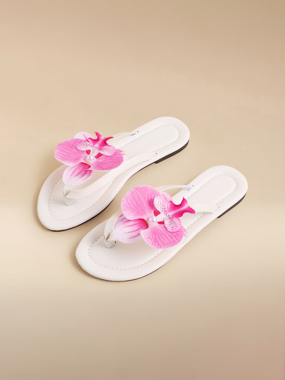 Glizzene Dép xăng đan đế bằng cho nữ, cỡ lớn kiểu Châu Âu và Mỹ, quai chữ T, mũi tròn, trang trí hoa giả màu hồng, dép xỏ ngón thời trang giản dị, thoải mái cho kỳ nghỉ, phù hợp với trang phục mùa xuân hè.