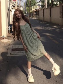甜美碎花宽松复古蕾丝边吊带连衣裙，百搭优雅的夏季度假装 - 綠色 - 查看 1