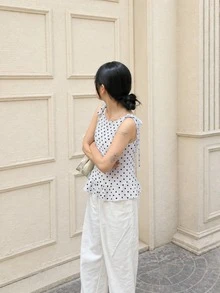 Camiseta de tirantes con estampado de lunares para mujer, de tela de poliéster suave, longitud regular, diseño de cuello redondo, adornada con un lindo detalle de volante en el bajo, ideal para vacaciones - Blanco y Negro - Ver 5