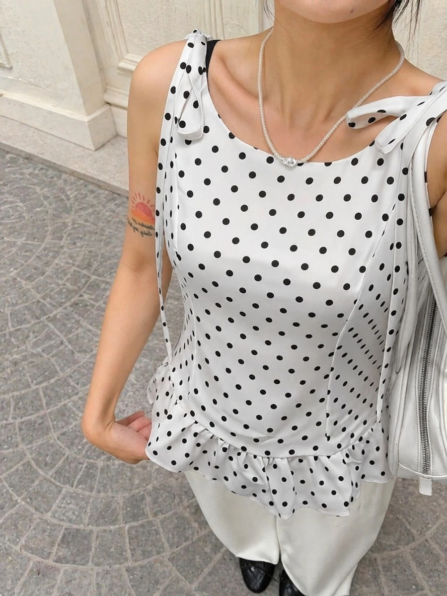 Camiseta de tirantes con estampado de lunares para mujer, de tela de poliéster suave, longitud regular, diseño de cuello redondo, adornada con un lindo detalle de volante en el bajo, ideal para vacaciones - Blanco y Negro - Ver 1