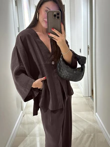 女士优雅夏季两件套，深V领长袖上衣搭配高腰带口袋长裤，不对称下摆设计 - 咖啡棕 - 查看 2
