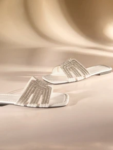 Etoivie Sandalias planas con tira tipo deslizante de mujer con lentejuelas brillantes y estilo de lujo, sandalias de verano cómodas de tacón plano y punta redonda, versátiles para primavera/verano - Blanco - Ver 2