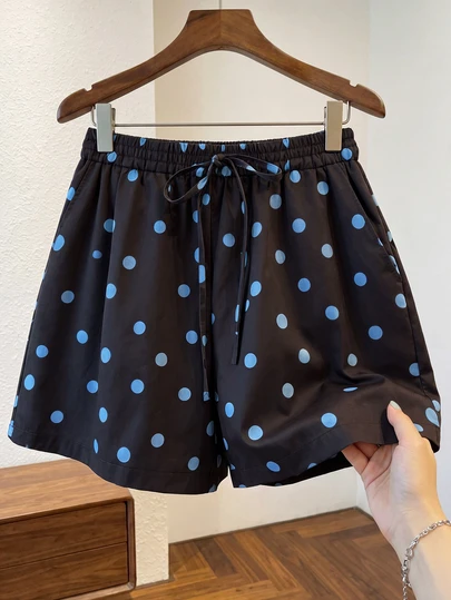 Quần short casual in chấm bi, kiểu dáng thắt nút, thích hợp cho mùa hè và kỳ nghỉ.