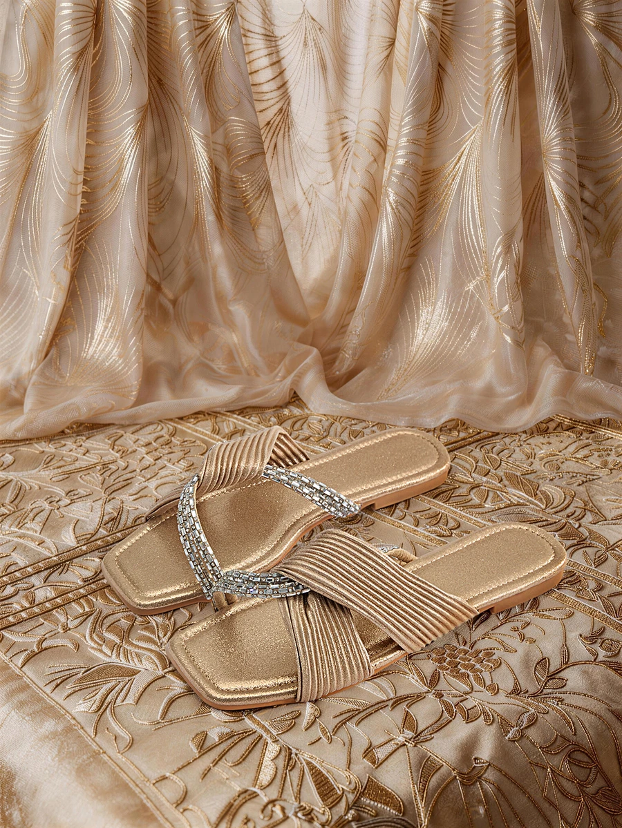 Farahzel Sandalias glamorosas para mujer, sandalias deslizantes de satén con decoración de giro metálico y strass, atuendos de primavera y verano - Dorado - Ver 1