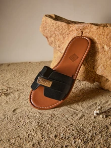 Tropiscape Nouvelles sandales femme de marque H Style pour le printemps/été, sandales romaines décontracté, tongs plates confortables noires/beiges/marrons, sandales plateforme avec strass recommandées par les blogueurs, style désert-clé chic français, chaussures d'été, pantoufles minimalistes d'intérieur/extérieur, tongs plates à texture crocodile avec décoration métallique, style cottagecore, tenue d'été - Noir - Voir 4