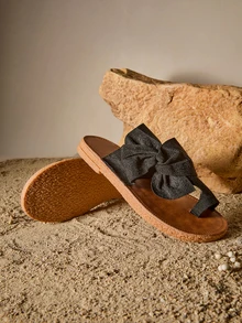 Tropiscape Sandalias planas con lazo arcoíris para mujer, sandalias de playa multicolor con suela de masaje cómoda, atuendos de primavera y verano estilo cottagecore, atuendo de verano - Negro - Ver 2