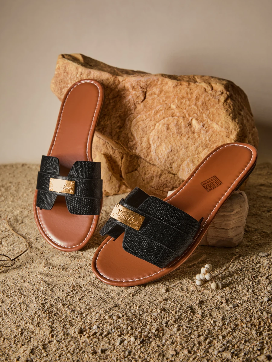 Tropiscape Nouvelles sandales femme de marque H Style pour le printemps/été, sandales romaines décontracté, tongs plates confortables noires/beiges/marrons, sandales plateforme avec strass recommandées par les blogueurs, style désert-clé chic français, chaussures d'été, pantoufles minimalistes d'intérieur/extérieur, tongs plates à texture crocodile avec décoration métallique, style cottagecore, tenue d'été - Noir - Voir 1