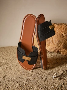 Tropiscape Nouvelles sandales femme de marque H Style pour le printemps/été, sandales romaines décontracté, tongs plates confortables noires/beiges/marrons, sandales plateforme avec strass recommandées par les blogueurs, style désert-clé chic français, chaussures d'été, pantoufles minimalistes d'intérieur/extérieur, tongs plates à texture crocodile avec décoration métallique, style cottagecore, tenue d'été - Noir - Voir 2