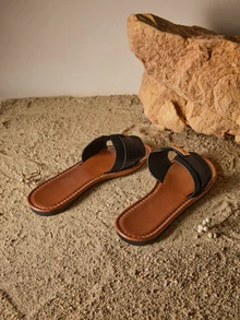 Tropiscape Nouvelles sandales femme de marque H Style pour le printemps/été, sandales romaines décontracté, tongs plates confortables noires/beiges/marrons, sandales plateforme avec strass recommandées par les blogueurs, style désert-clé chic français, chaussures d'été, pantoufles minimalistes d'intérieur/extérieur, tongs plates à texture crocodile avec décoration métallique, style cottagecore, tenue d'été - Noir - Voir 3