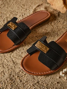 Tropiscape Nouvelles sandales femme de marque H Style pour le printemps/été, sandales romaines décontracté, tongs plates confortables noires/beiges/marrons, sandales plateforme avec strass recommandées par les blogueurs, style désert-clé chic français, chaussures d'été, pantoufles minimalistes d'intérieur/extérieur, tongs plates à texture crocodile avec décoration métallique, style cottagecore, tenue d'été - Noir - Voir 5