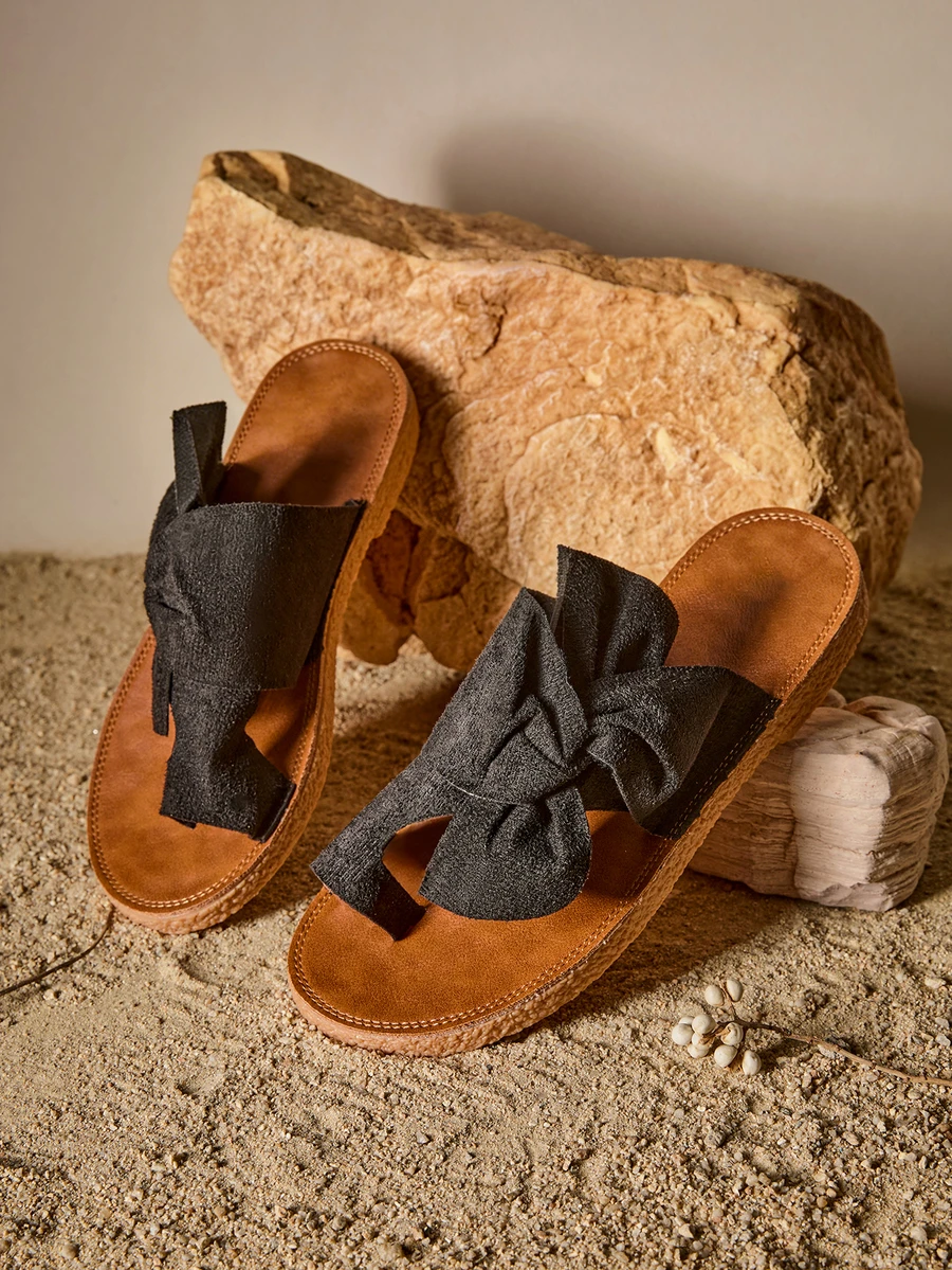 Tropiscape Sandalias planas con lazo arcoíris para mujer, sandalias de playa multicolor con suela de masaje cómoda, atuendos de primavera y verano estilo cottagecore, atuendo de verano - Negro - Ver 1