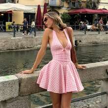 Vestido corto de verano casual y lindo con espalda descubierta y sin mangas, falda suelta y fluida. El área de la espalda descubierta tiene un diseño anudado, tela ligera y transparente con textura suave. - Rosa - Ver 1