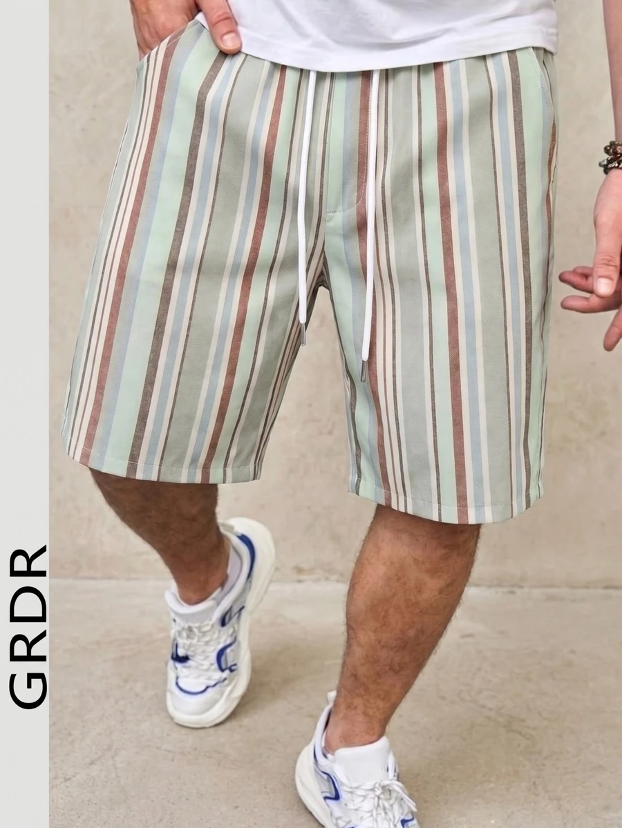 Shorts Casual Listrada de Estilo de Férias GRDR para Homens, Calça Confortável e Simples, Comprimento até o Joelho - Verde Menta - Visão 1