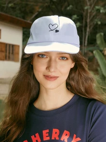 Hatastic 1件中性白色棒球帽，印有2顆愛心圖案遮陽帽簷，可愛情人節返校風格 - 查看 5