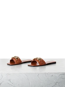 CHICVUE Collection de sandales à glissière mode 2026 de LangMoon, avec des détails de chaîne de luxe et de strass ainsi que divers designs élégants, créant une apparence moderne avec un toucher  de haute qualité et des semelles plates confortables. Couleur unie, polyvalente, à la mode, sexy, élégante et mignonne. Confortable et adapté pour le port quotidien, les vacances, la maison, les déplacements, les fêtes, et convient pour la saison des mariages, Halloween, Noël - Tabac - Voir 3