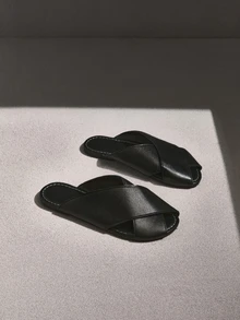 NobleVue Women's New Criss-Cross Strap Flat Casual Versatile Black Comfortable Slippers, Solid Color Simple Style, Elegant Minimalist Design Suitable For Dates - Black - View 1