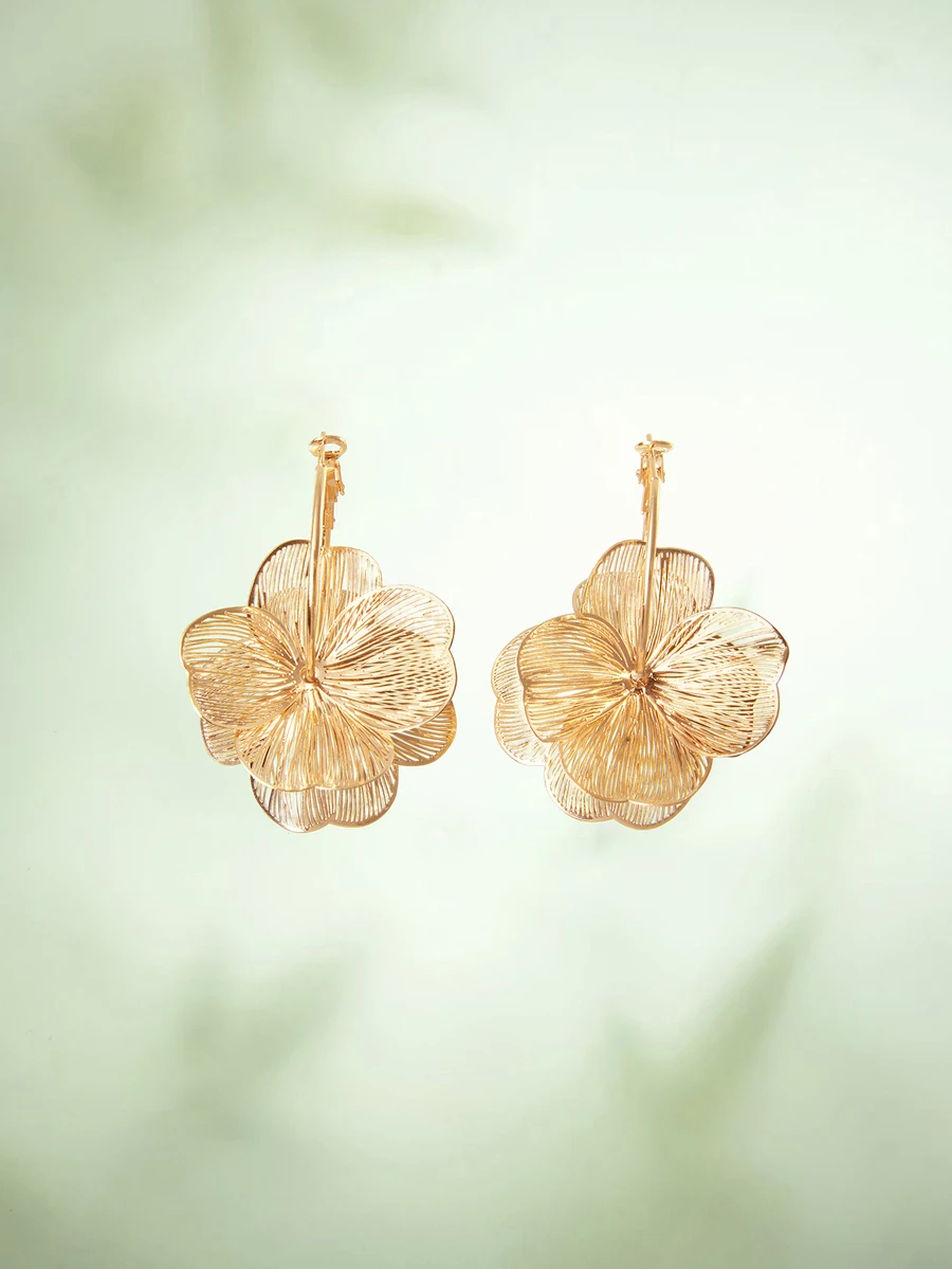 Rylithe 2 piezas Pendientes de aro florales huecos bañados en oro, pendientes de botón florales dorados elegantes perfectos para damas de honor y uso diario - Multicolor - Ver 1