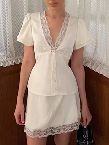 2件組女款休閒優雅V領鈕扣繫帶蝴蝶結蕾絲飾邊上衣，收腰設計，蕾絲拼接內襯迷你裙，波希米亞風白色夏季套裝 - 白色 - 查看 3