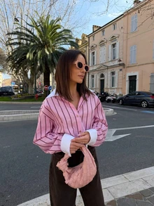 Camisa Listrada Chique Feminina com Punhos Contrastantes, Top Solto Versátil de Manga Longa com Gola Lapela para Primavera/Verão - Rosa chiclete - Visão 1