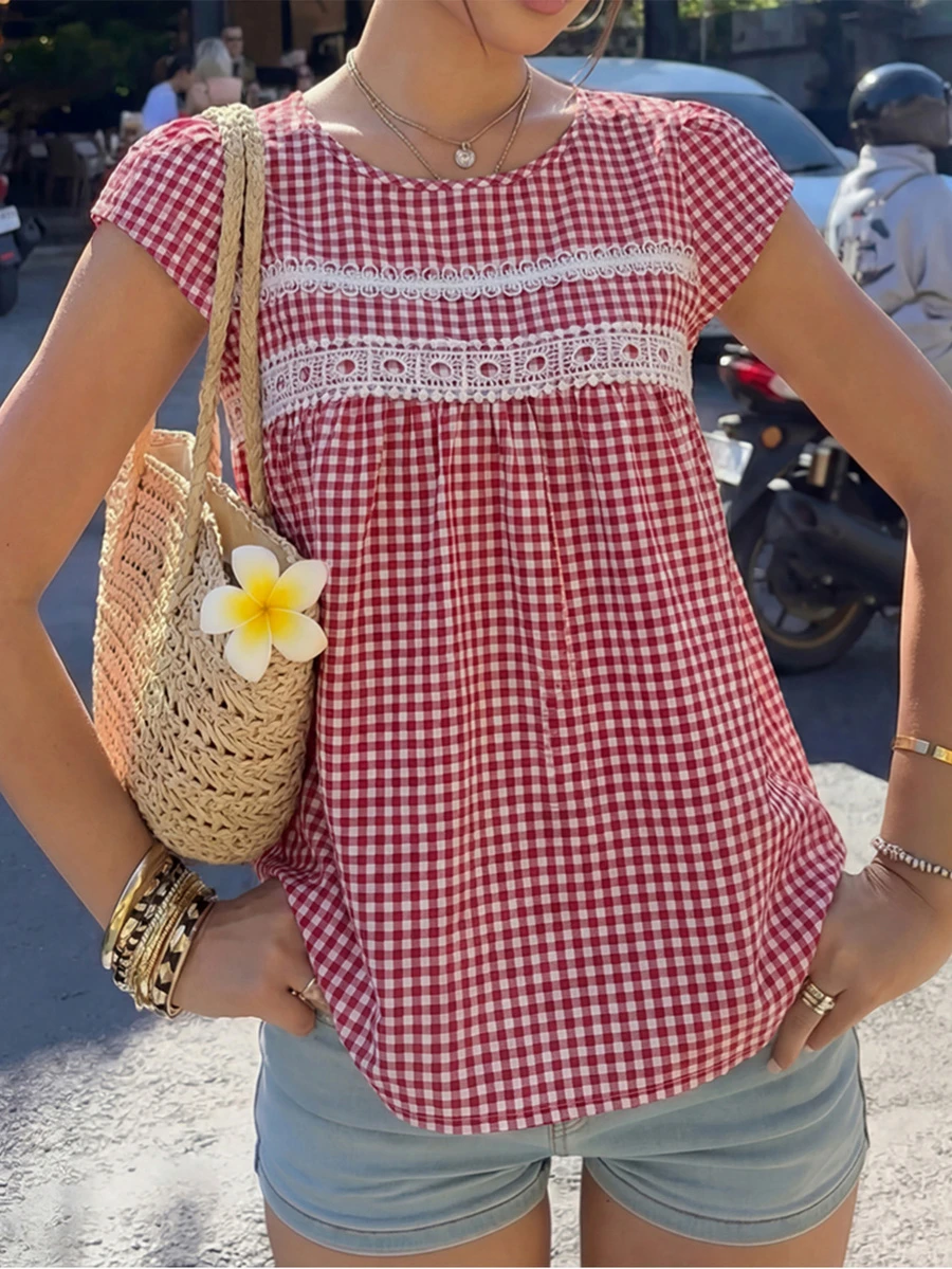 女款法式復古短袖圓領棉質襯衫，極簡格紋蕾絲拼接娃娃衫設計，甜美青春，適合日常穿著，溫柔優雅，女款格紋襯衫，女款度假穿搭，女款休閒襯衫，蕾絲拼接，六月節女款穿搭，女款出遊穿搭，女款通勤穿搭，度假上衣，夏季上衣，娃娃衫，時尚百搭襯衫，海灘度假，夏季，春夏秋冬可愛青春上衣娃娃衫
