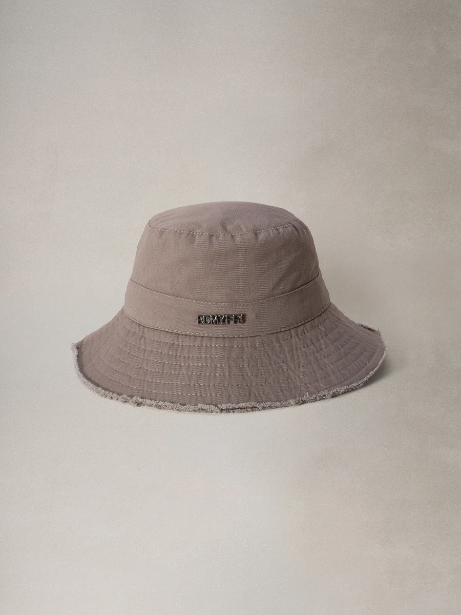 Hatastic 女款街頭風金屬字母裝飾翻邊水桶帽,防曬,適合夏季戶外活動與萬聖節 - 卡其色 - 查看 1