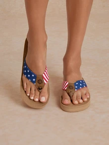 Tropiscape Sandalias de dedo con estilo de bandera estadounidense para mujer, sandalias casuales y cómodas para vacaciones, elegantes chanclas de dedo para mujer - Camel - Ver 5